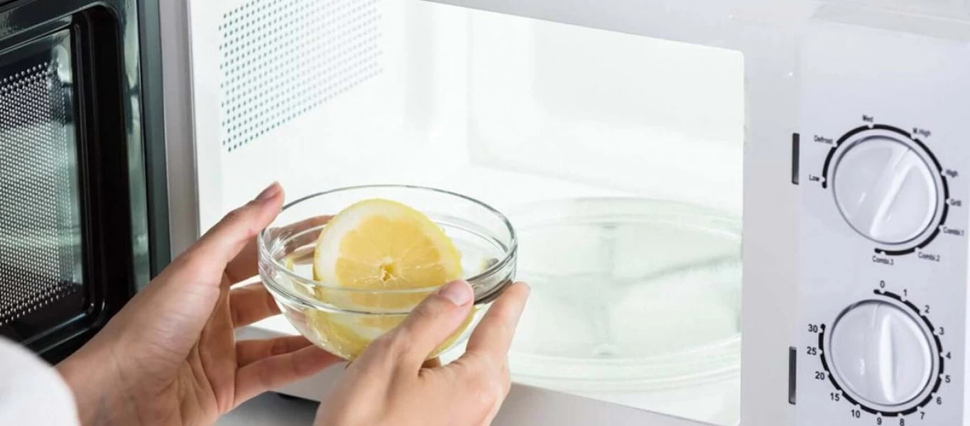 Με αυτόν τον τρόπο θα καθαρίσετε πολύ εύκολα τον φούρνο μικροκυμάτων